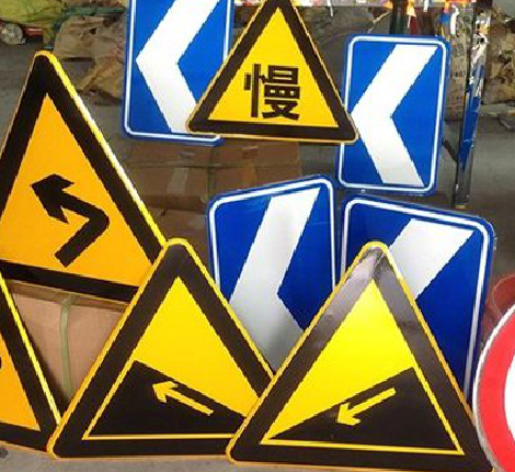 元江标识标牌中颜色的确定是很重要的。